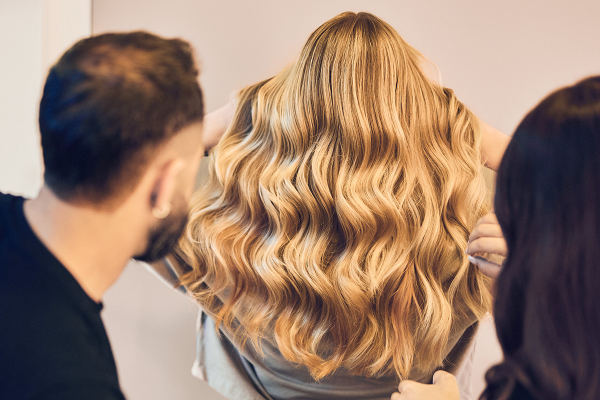 Zwei Mitarbeiter von Michaelis Friseure beim prüfen der Balayage-Frisur