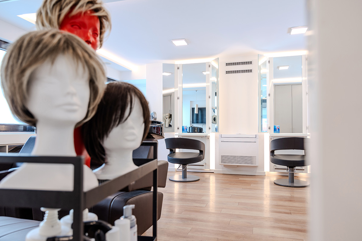 Drei Kopfmodelle mit Perücken im Salon von Michaelis Friseure Köln