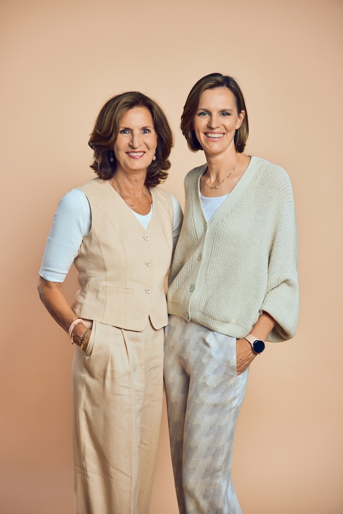 Geschäftsführerinnen von Michaelis Friseure im Studio-Portrait vor neutralem Hintergrund – authentische Führungspersönlichkeiten