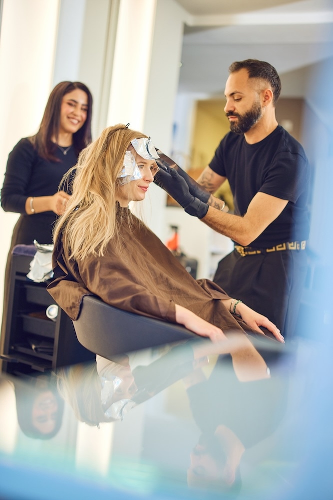 Haarfärbung mit Folientechnik bei Michaelis Friseure in Köln – präzise Coloration durch professionelles Friseurteam