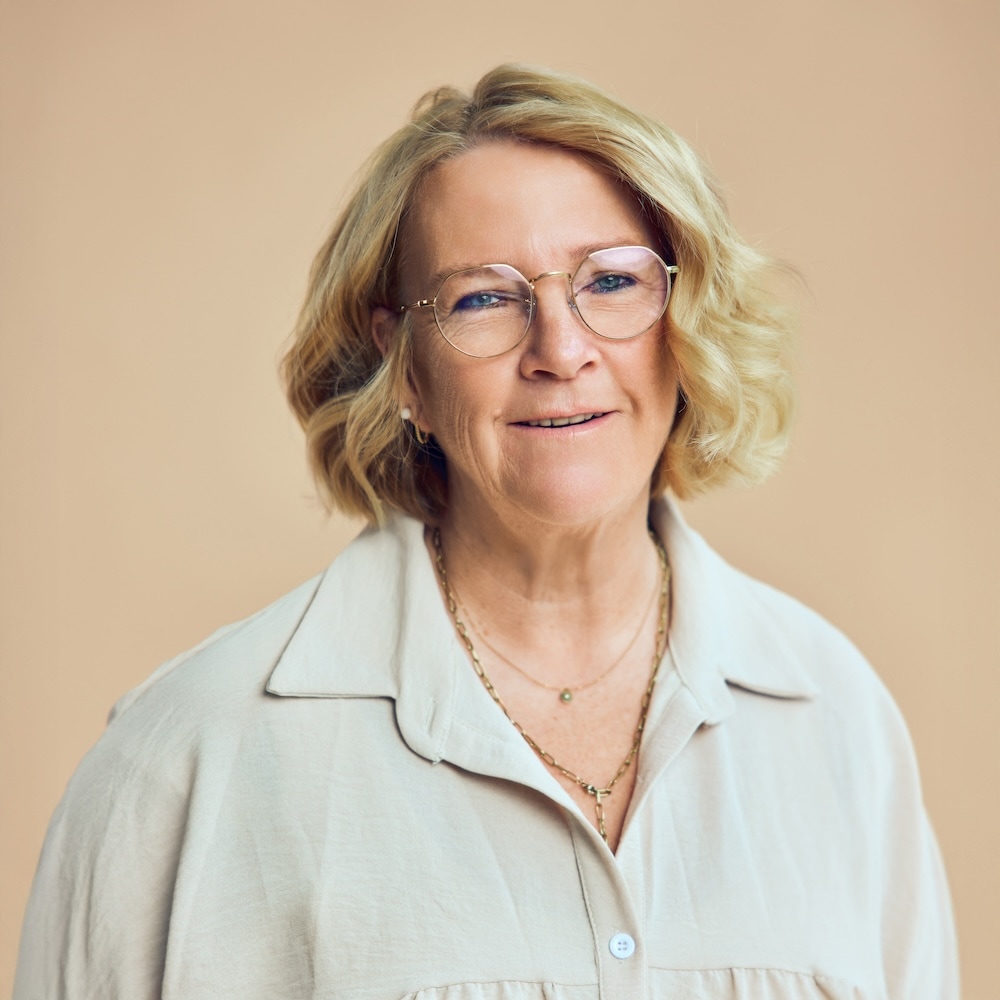 Portrait von Birgit, Mitarbeiterin bei Michaelis Friseure – professioneller Teamauftritt vor neutralem Hintergrund