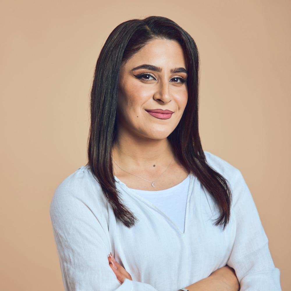 Portrait von Hivi, Mitarbeiterin bei Michaelis Friseure – professioneller Teamauftritt vor neutralem Hintergrund