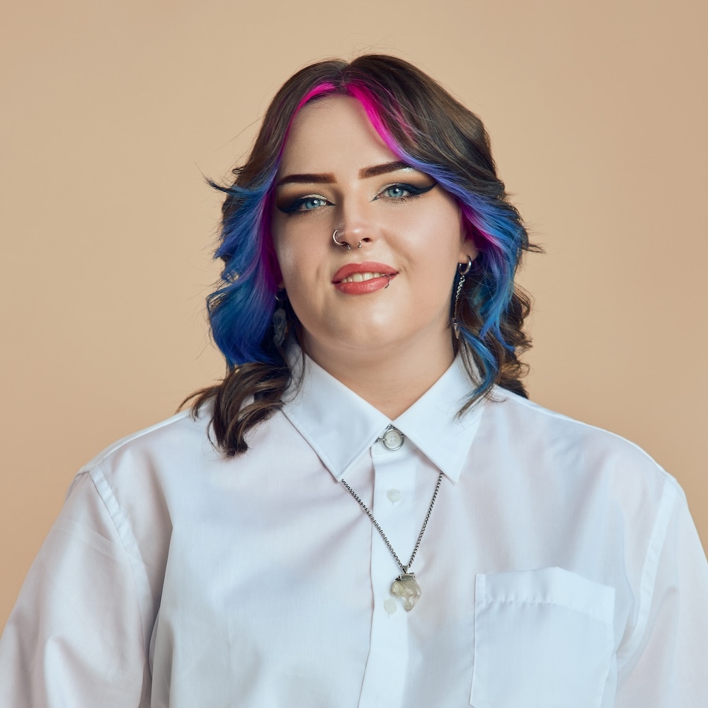 Portrait von Jessica, Mitarbeiterin bei Michaelis Friseure – professioneller Teamauftritt vor neutralem Hintergrund