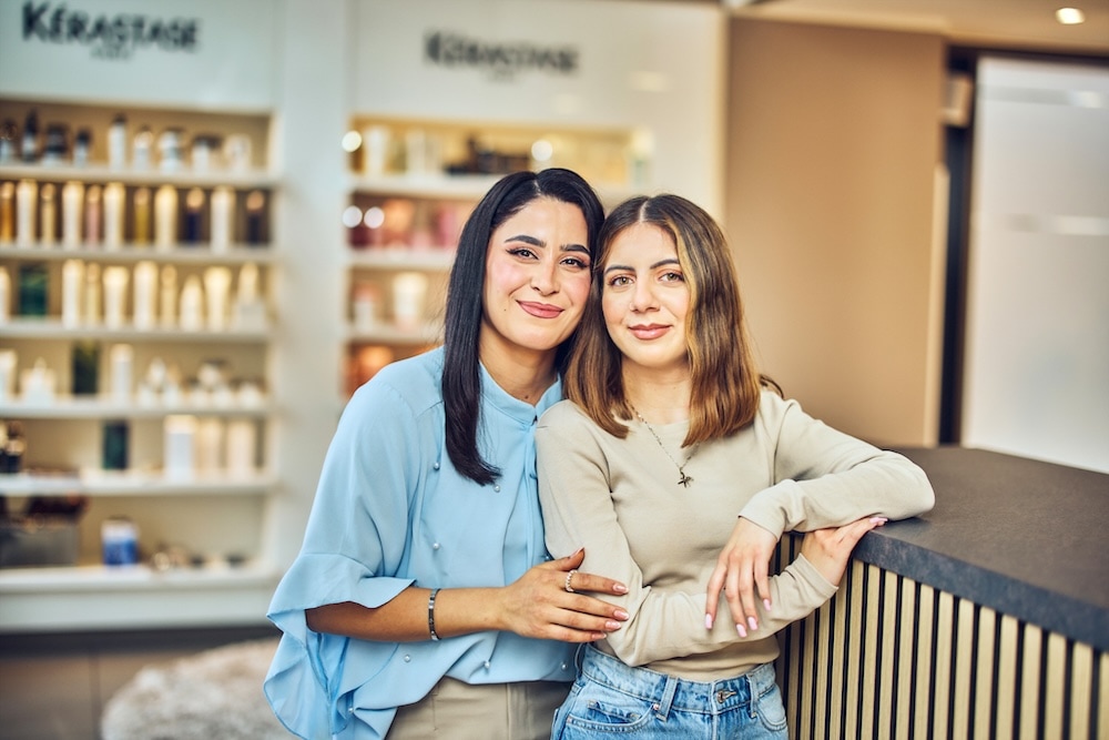 Zwei Mitarbeiterinnen von Michaelis Friseure im Salon – freundliches Team und professionelle Friseuratmosphäre