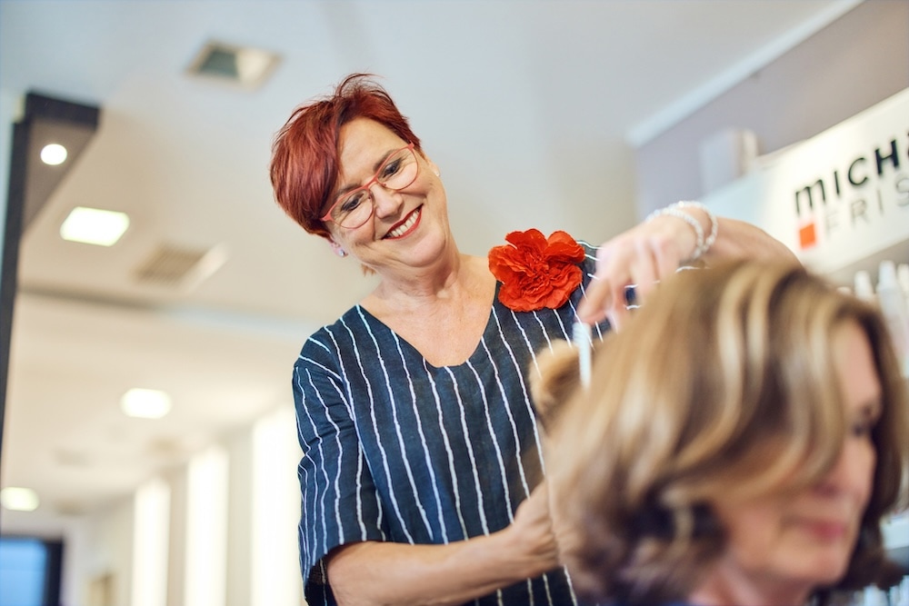 Erfahrene Friseurin von Michaelis Friseure beim präzisen Damenhaarschnitt im Salon in Köln