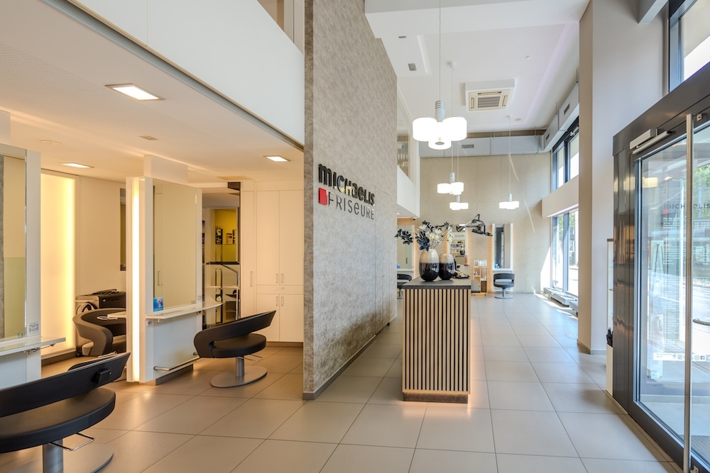 Empfangs- und Raumübersicht im Salon Michaelis Friseure Köln City am Heumarkt mit moderner Theke