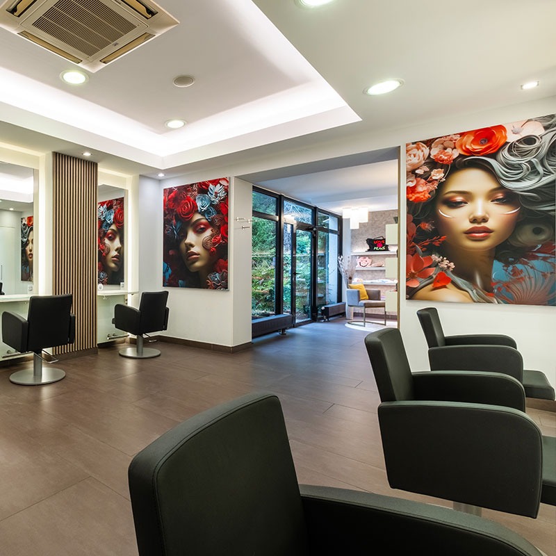 Großzügige Raumübersicht im Salon Michaelis Friseure in Köln-Weiden mit Stylingplätzen, Sitzbereichen und Wandkunst