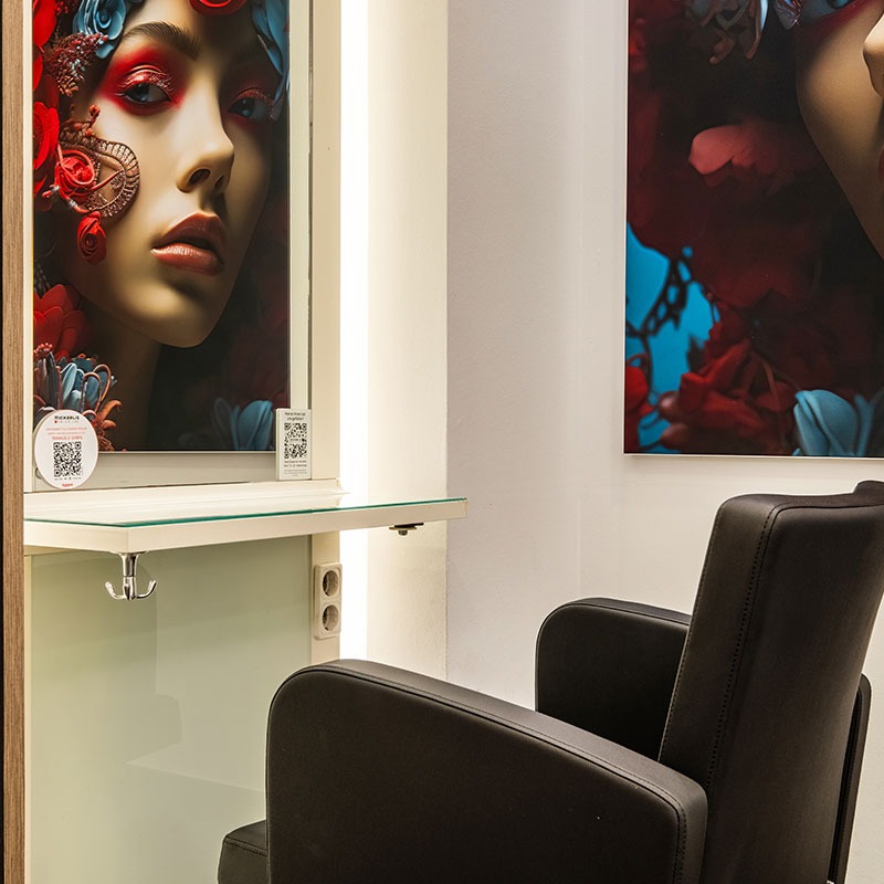 Stylingplätze im Salon Michaelis Friseure in Köln-Weiden mit Spiegeln, Friseurstühlen und ruhiger Arbeitsatmosphäre