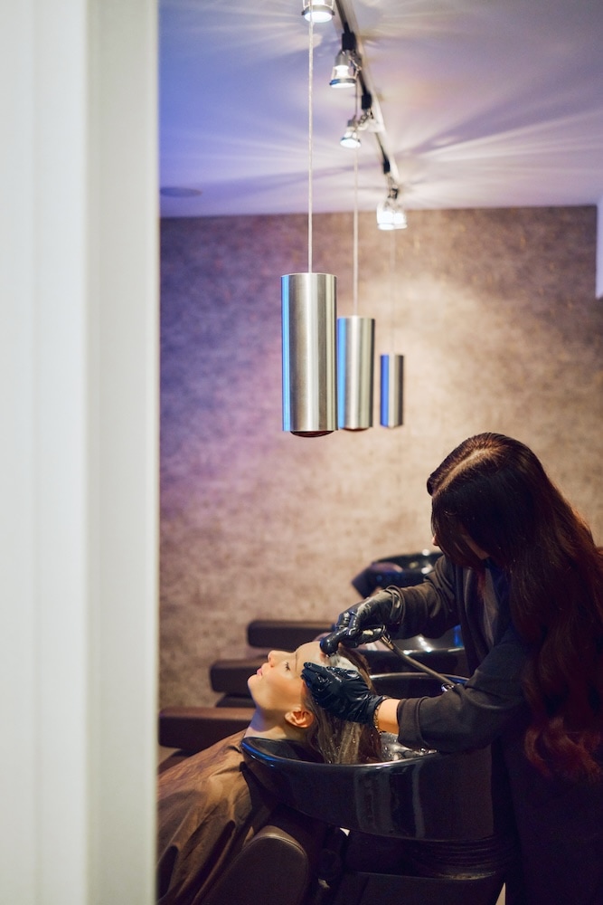 Waschbereich im Salon Michaelis Friseure Köln City am Heumarkt mit komfortablen Waschliegen