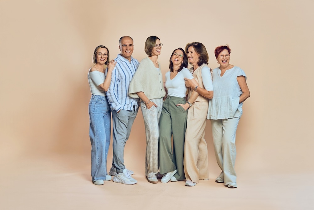 Gruppenfoto des Teams von Michaelis Friseure vor neutralem Hintergrund – authentischer Teamauftritt und moderne Friseurmarke