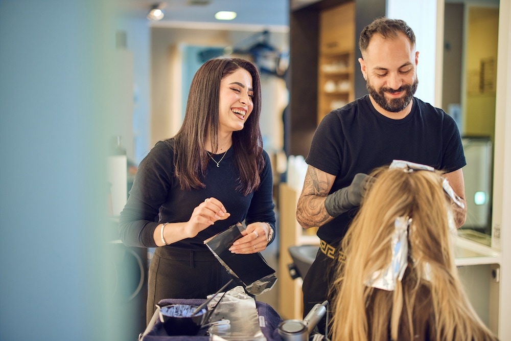 Friseurteam von Michaelis Friseure bei professioneller Haarfärbung im Salon – präzise Technik und entspannte Atmosphäre